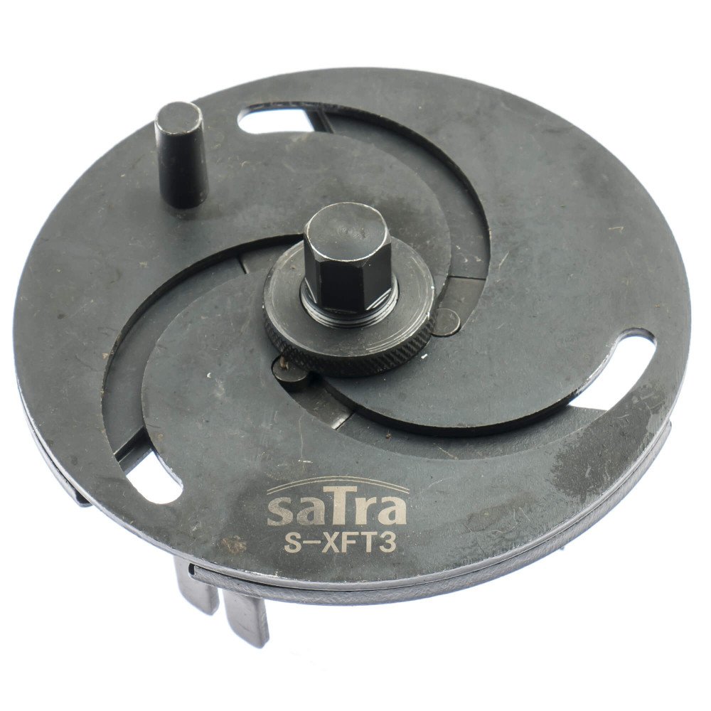 Chave ajustável para tampas de medidores de combustível